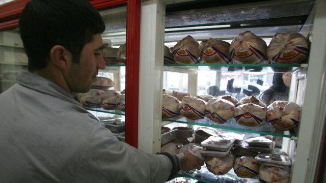 Furcht vor sozialen Unruhen: Auf diesem Archivfoto aus dem Jahr 2006 sind die Regale des Händlers in der nordwestiranischen Stadt Orumiyeh (Urmia) gut gefüllt. Doch viele Iraner können sich Hühnchen nicht mehr leisten.
