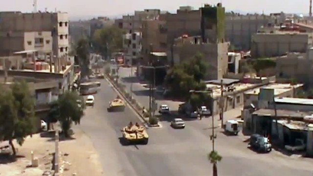 Sequenz aus einem YouTube-Video, hochgeladen am 17. Juli 2012. Es soll Panzer in einem Teil von Damaskus zeigen.
