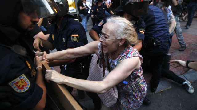 Drastisches Sparen für Euro-Rettung: Der Protest gegen die jüngste Milliarden-Sparrunde treibt selbst ältere Frauen auf die Straße. In Madrid und anderen spanischen Städten sind Demonstrationen an der Tagesordnung - quer durch alle Altersgruppen und Gesellschaftsschichten.