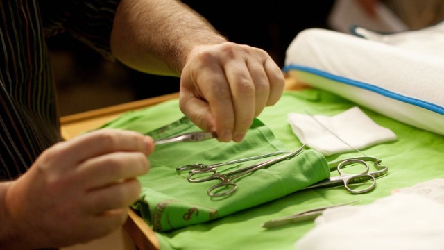 Chirurgische Instrumente werden für die Beschneidung eines jüdischen Säuglings vorbereitet.