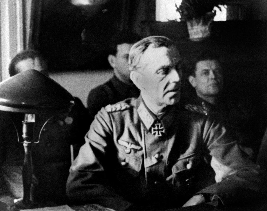 Stalingrad Generalfeldmarschall Friedrich Paulus während des Verhörs durch sowjetische Offiziere