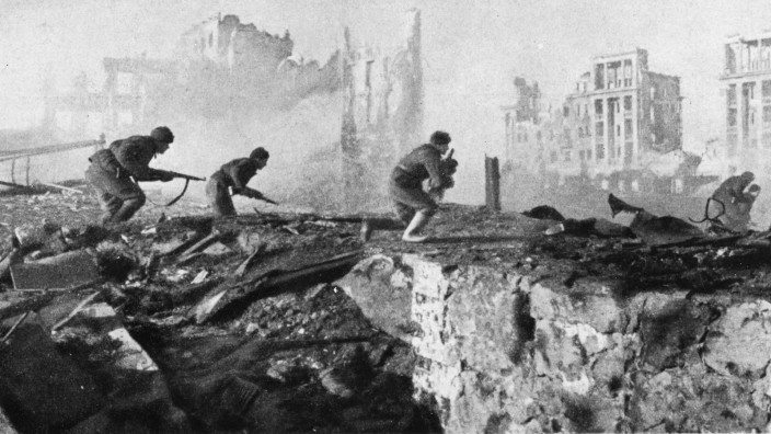 Russische Soldaten beim Angriff in Stalingrad, 1942 | Russian soldiers during the attack in Stalingrad, 1942
