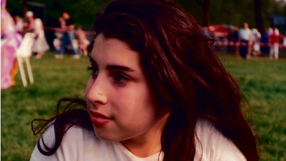 Amy Winehouse bei einem Sommerfest ihrer Schule