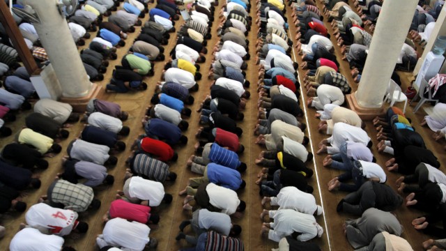 Fastenmonat Ramadan hat begonnen: Der Fastenmonate Ramadan hat begonnen: Syrische Flüchtlinge beten zusammen mit Einheimischen in einer Moschee in Jordanien.