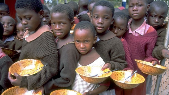 Hilfsorganisation: Kinder in Simbabwe warten auf Essen: Sieben Millionen Menschen benötigen derzeit humanitäre Hilfe.