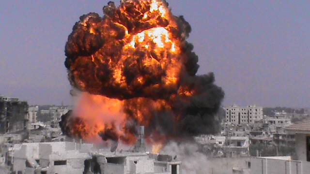 Syrien-Konflikt weitet sich aus: Dieses Bild soll von einem Bürgerjournalisten in der Rebellenhochburg Homs aufgenommen worden sein. Zur Verfügung gestellt wurde es vom "Shaam News Network". Es soll laut Bildbeschreibung der Agentur dapd den Einschlag einer Rakete zeigen, abgefeuert von einem Hubschrauber des Regimes.