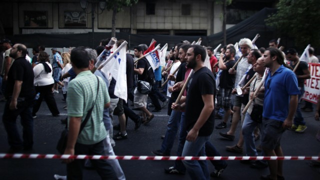 Schuldenkrise in Europa: In Athen protestieren Stahlarbeiter vor dem Arbeitsministerium gegen das Sparprogramm.