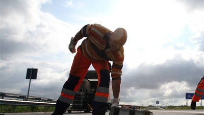Blitz-Beton: Autobahnarbeiter bei der Freigabe einer Straße: Asphalt wird bald schlauer als er aussieht