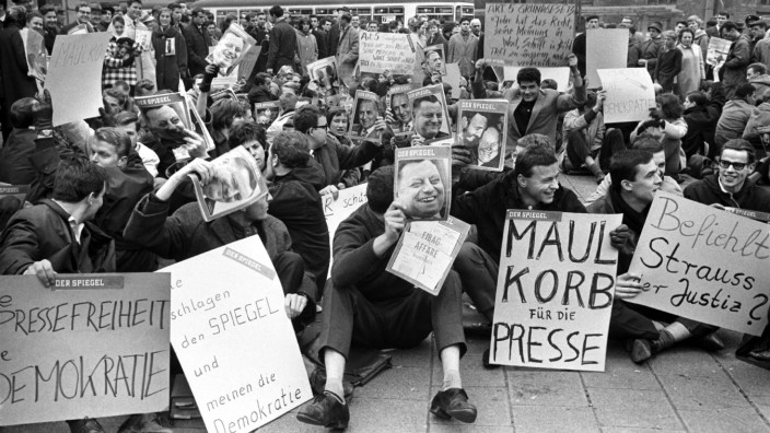 Prantls Blick: Eine Gruppe von Studenten demonstriert am 30. Oktober 1962 in Frankfurt gegen die Verhaftung von 'Spiegel'-Redakteuren. Würde heute noch jemand in Deutschland für Journalisten auf die Straße gehen?