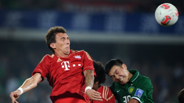 FC Bayern in China: Mario Mandzukic kam in Peking in der zweiten Halbzeit und bildete mit Mario Gomez eine Doppelspitze.