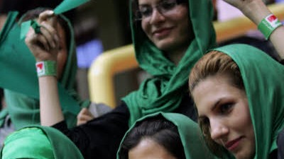 Protest in Iran: Viele Frauen haben Präsident Ahmadinedschads Konkurrent Mussawi unterstützt. Sie trugen grüne Kopftücher, die Farbe der Oppositionsbewegung.