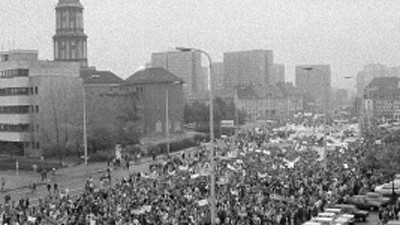 20 Jahre Mauerfall: Etwa eine Million Menschen nahmen an der Demonstration auf dem Alexanderplatz in Berlin teil.
