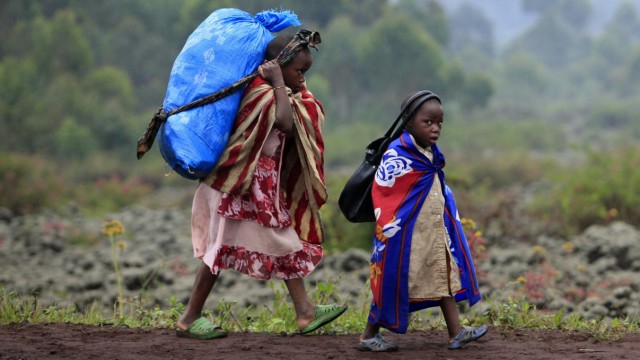 Children flee renewed fighting between Congolese army and M23 rebels near the eastern Congolese city of Goma