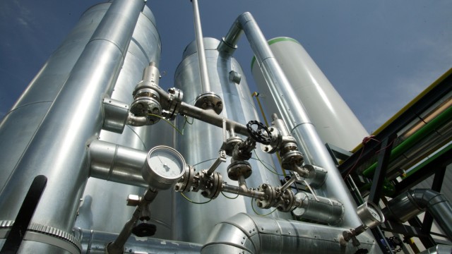 Alternative Energien: Biogasanlage in Pliening, Bayern. Wissenschaftler senken den Daumen über der Bioenergie.