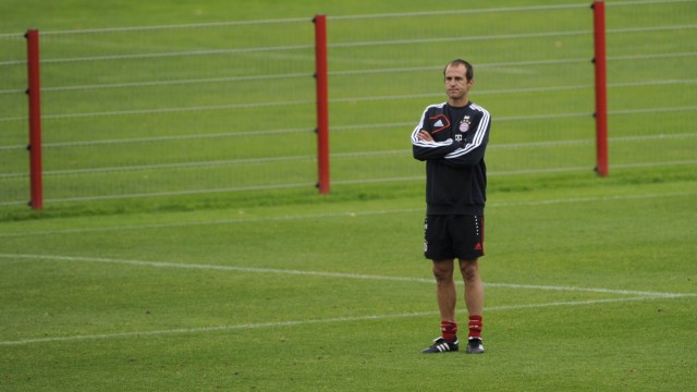 Trainer Mehmet Scholl coacht FC Bayern Muenchen II