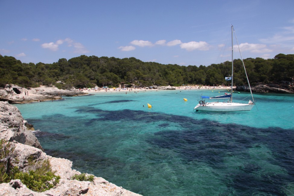 Inselhüpfen mit dem Segelboot: Die unbekannte Seite der Balearen