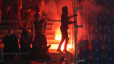 Gewalt im Fußball: 27 verletzte Polizisten und ein leichtverletzter Kameramann sind die traurige Bilanz der Krawalle nach dem Spiel Rostock gegen St. Pauli.