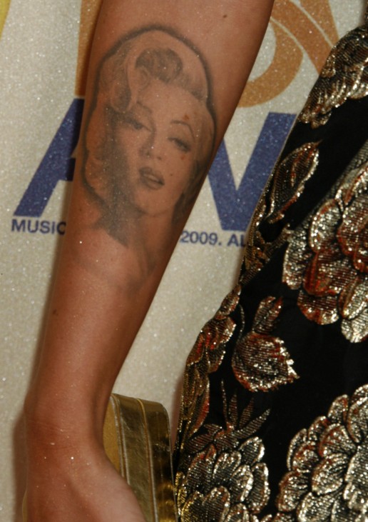 Actress Megan Fox shows her tattoo at the 2009 MTV Movie Awards in Los Angeles