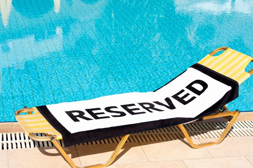 Pool Liege reserviert mit Handtuch sunlounger Pool Schwimmbad