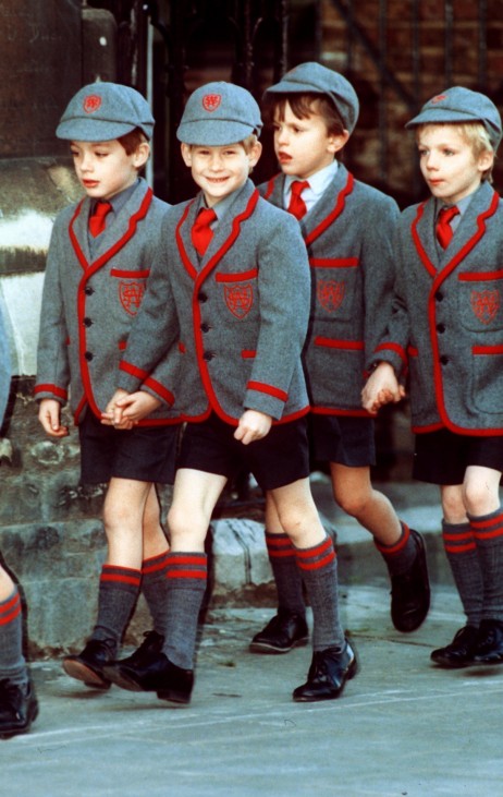 Prinz Harry und Mitschüler in Schuluniform