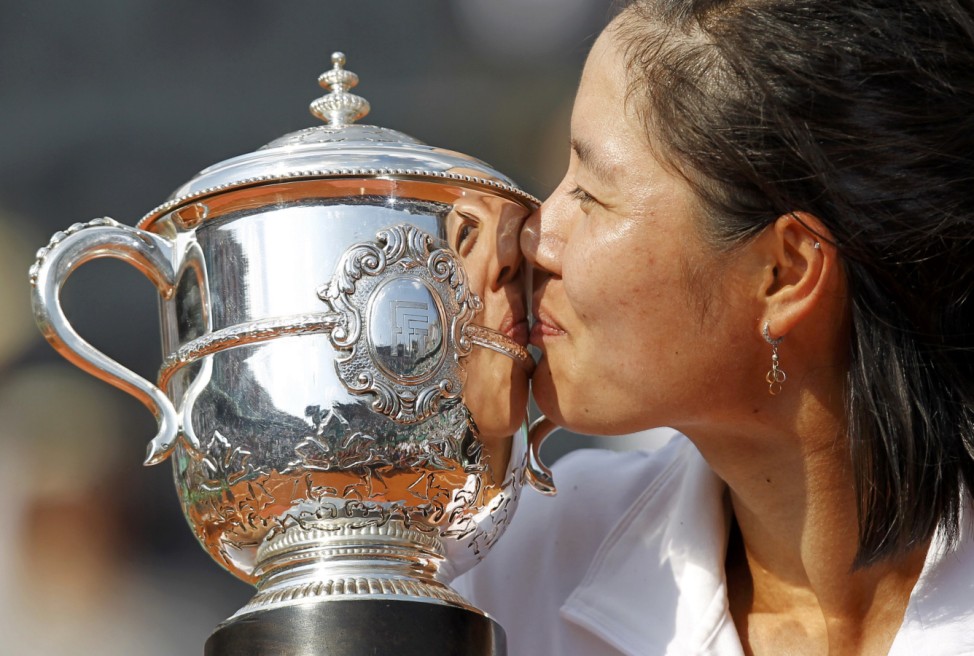 Li Na of China kisses the trophy after winning her women's final against Francesca Schiavone of Italy at the French Open tennis tournament at the Roland Garros stadium in Paris