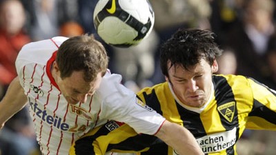 Zweite Bundesliga: Aachens Benjamin Auer (r) und Berlins Patrick Kohlmann versuchen an den Ball zu kommen.