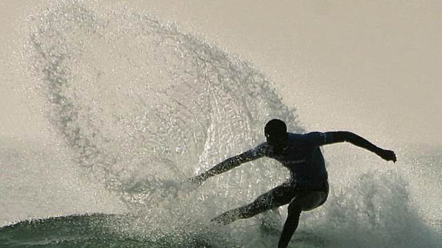 Surfen auf den Wellen vor Senegal