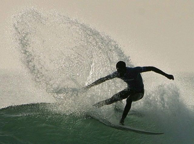 Surfen auf den Wellen vor Senegal