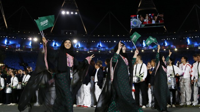 Erste Frau aus Saudi-Arabien bei Olympia: Sarah Attar (li.) und Wojdan Shaherkani sind die ersten Frauen, die für Saudi-Arabien an den Olympischen Spielen teilnehmen.
