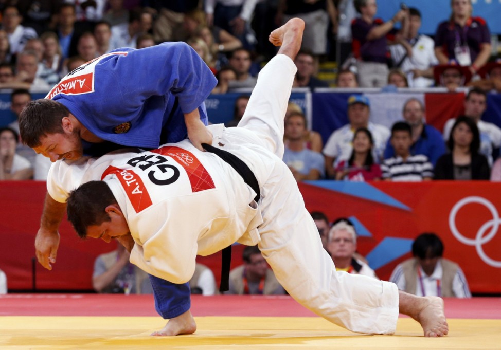 Germany's Andreas Toelzer fights with Russia's Alexander Mikhaylin during their men's +100kg semifinal judo match at the London 2012 Olympic Games