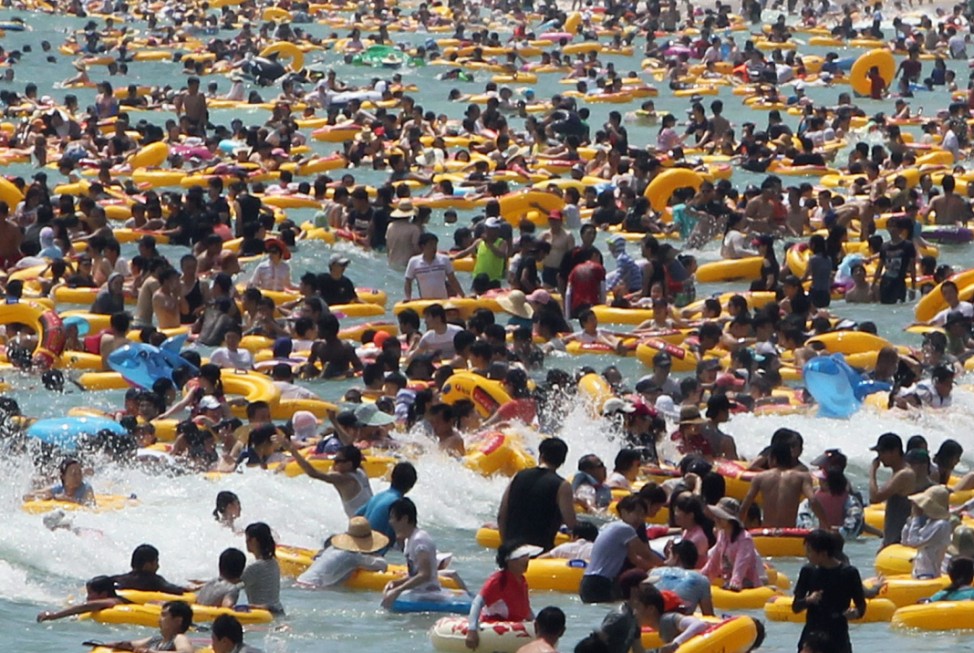 Eine wochenlange Hitzewelle treibt hunderttausende Südkoreaner an die Strände: Szene vom Strand in Haeundae, Busan, an dem geschätzte 700.000 Menschen den Sommer genießen.