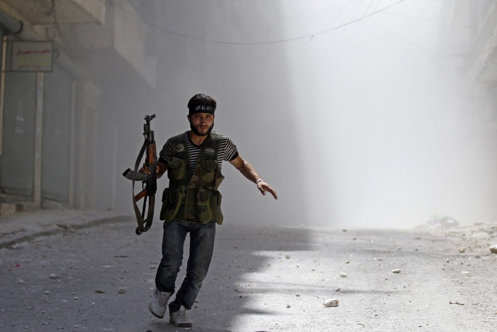 Ein syrischer Rebellenkämpfer läuft durch die Straßen von Aleppo