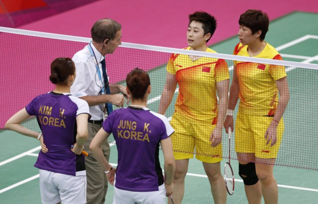 Tournament referee Torsten Berg speaks to players from China and South Korea during their women's doubles badminton match during the London 2012 Olympic Games at the Wembley Arena