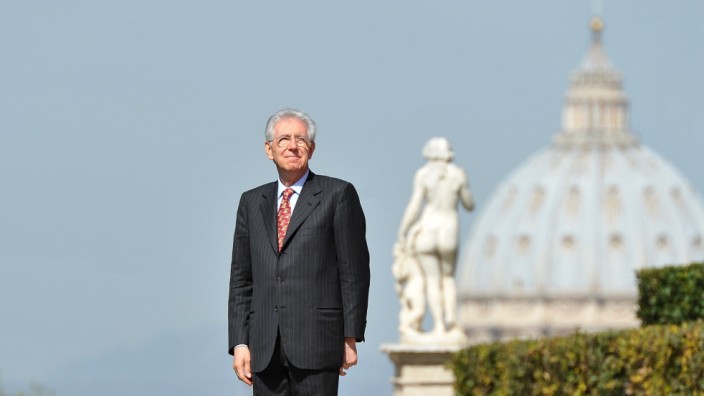Premier Monti: Auf ihn konzentrieren sich die Hoffnungen der Berlusconi-Gegner trotz seines angekündigten Rücktritts: Premier Mario Monti (hier in Rom mit dem Petersdom im Hintergrund).