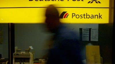 Banken: Wer Kundendaten sehen darf: Die Postbank steht in der Kritik. Nun sperrte das Institut den Zugriff seiner rund 4000 freien Vermittler auf die Girokonten seiner Kunden.