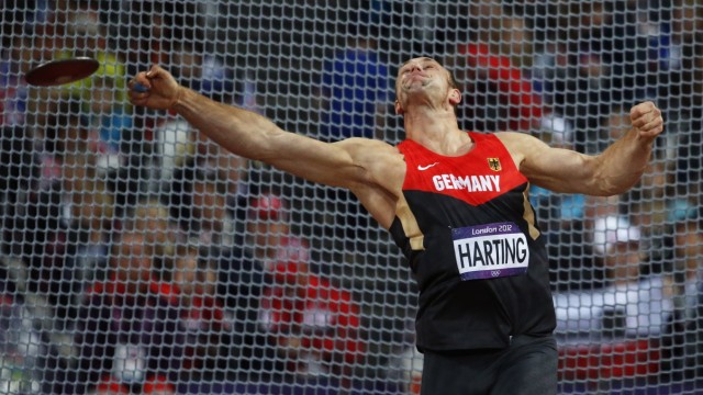 Robert Harting ist Olympiasieger: Robert Harting überträgt seine Kraft geschickt auf die zwei Kilogramm schwere Scheibe aus Kunststoff und Metall.
