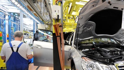 Daimler: Produktion der E-Klasse in Sindelfingen: Trotz der Verlagerung der Mercedes-C- Klasse "geht hier kein einziger Job verloren", beteuert Daimler-Chef Dieter Zetsche.