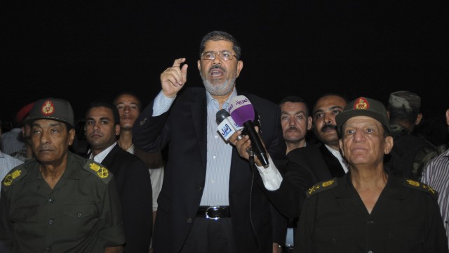Ägyptens Präsident hebt Vorrechte für Militär auf: Mursi neben Tantawi (l.) und Sami Anan (r.) noch am Freitag bei einem gemeinsamen Auftritt in al-Arish