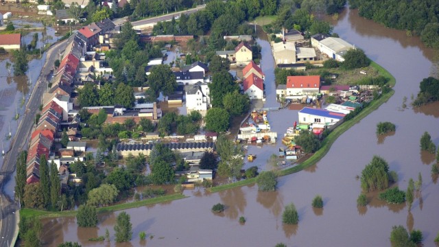 Die Jahrhundertflut richtete im Jahr 2002 vielerorts verheerende Schaeden an.