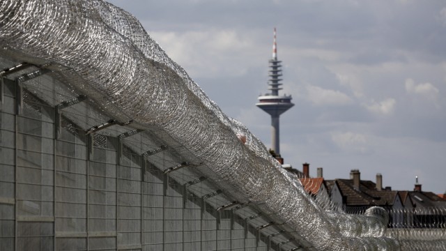Allah hinter Gittern - In der JVA Frankfurt I haelt ein Imam das Freitagsgebet