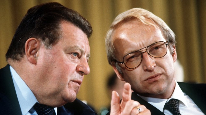 Bayern: Als Franz Josef Strauß (links) CSU-Vorsitzender war, stand ihm Edmund Stoiber als Generalsekretär treu zur Seite. Wie beim Parteitag im September 1979 in München.