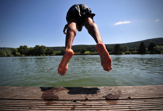 Ein junger Mann springt am Montag (18.06.2012) mit Kopfsprung in einen Badesee in Plüderhausen (Rems-Murr-Kreis)