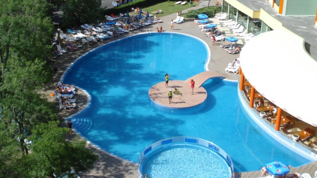 Urlaub am Schwarzen Meer: Stündliche Animation am Pool, der Alkohol fließt ganztags in Strömen. Das ist Bulgariens Ballermann.