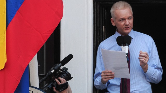 Auftritt von Wikileaks-Gründer: Wikileaks-Gründer Julian Assange gibt auf dem Balkon der ecuadorianischen Botschaft eine Erklärung ab.