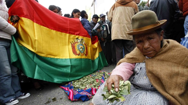 Eine bolivianische Frau kaut Koka: Die Pflanze gilt als gesund, die Droge Kokain entsteht erst in illegalen Giftküchen.