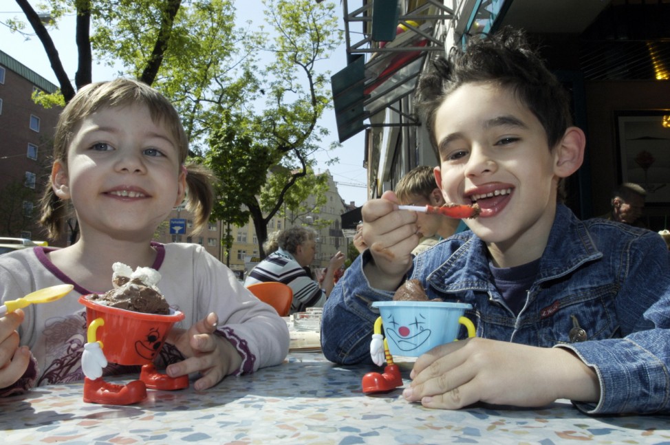 Kinder beim Eisessen, 2006