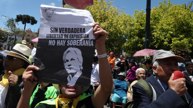 Ecuador warnt London: Assange-Anhänger demonstrieren in Quito, der Hauptstadt Ecuadors.