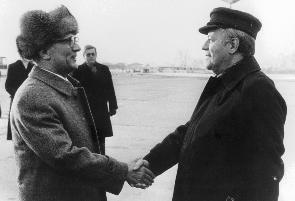 Erich Honecker begrüßt Helmut Schmidt, 1981