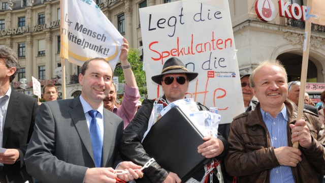 Freie Wähler wollen Versammlungsrecht verschärfen: FW-Chef Hubert Aiwanger (l.) wettert im Kampf gegen den Euro-Rettungsschirm gegen die "Versagertruppe" in Berlin. Das Bild zeigt ihn auf einer Demonstration.