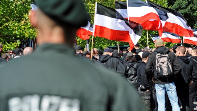 Polizei in NRW durchsucht 120 Gebaeude der rechten Szene